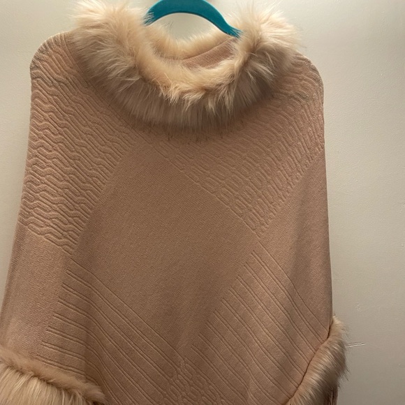 Poncho Cellabie Women's Pinkish tan Faux Fur Trim on the collar - Picture 2 of 4